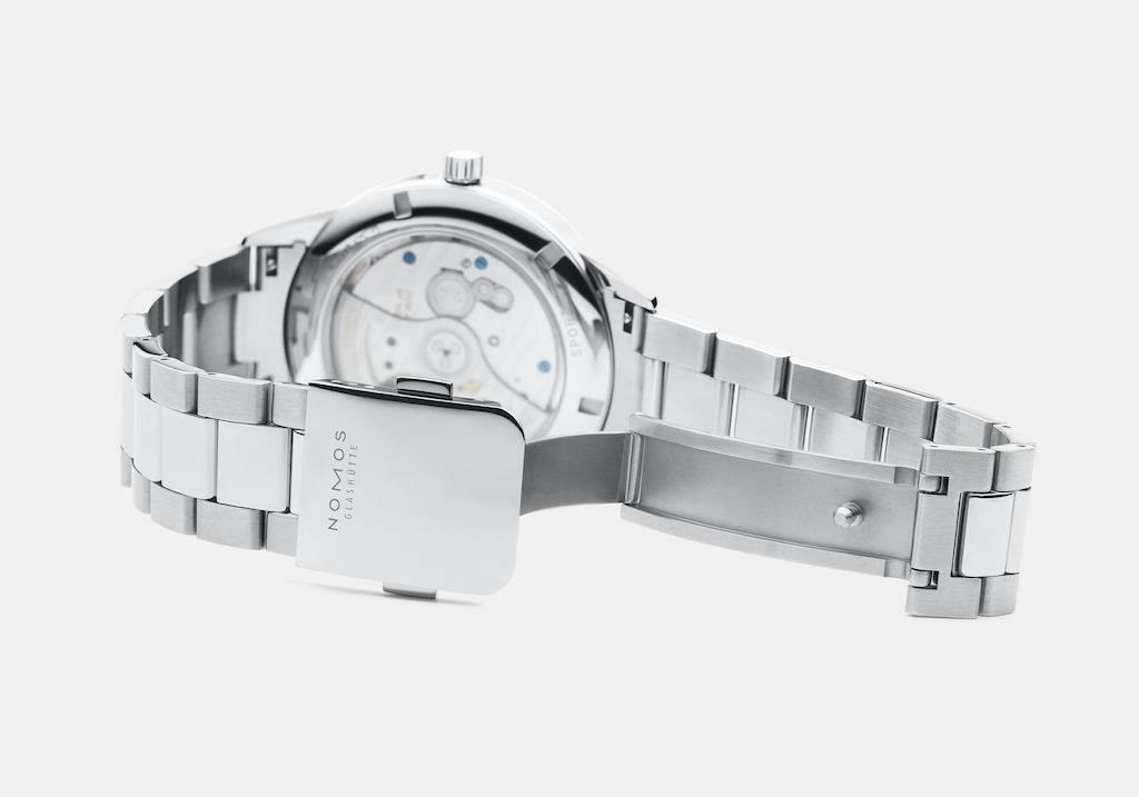 club-sport-neomatik-42-datum-blau-drumherum.jpg