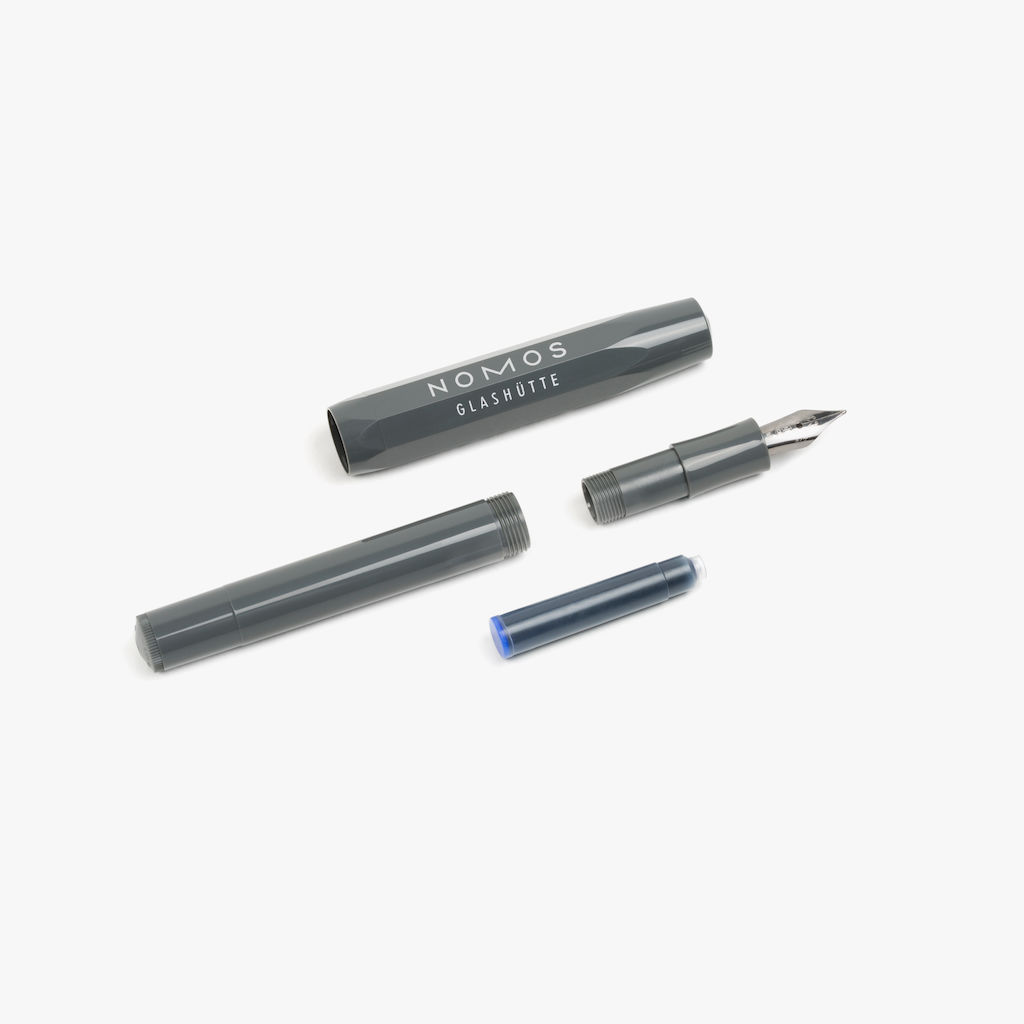 Füller aus Kunststoff mit weicher Stahlfeder. Länge: 10,5 cm. Füller aus Kunststoff mit weicher Stahlfeder. Länge: 10,5 cm.