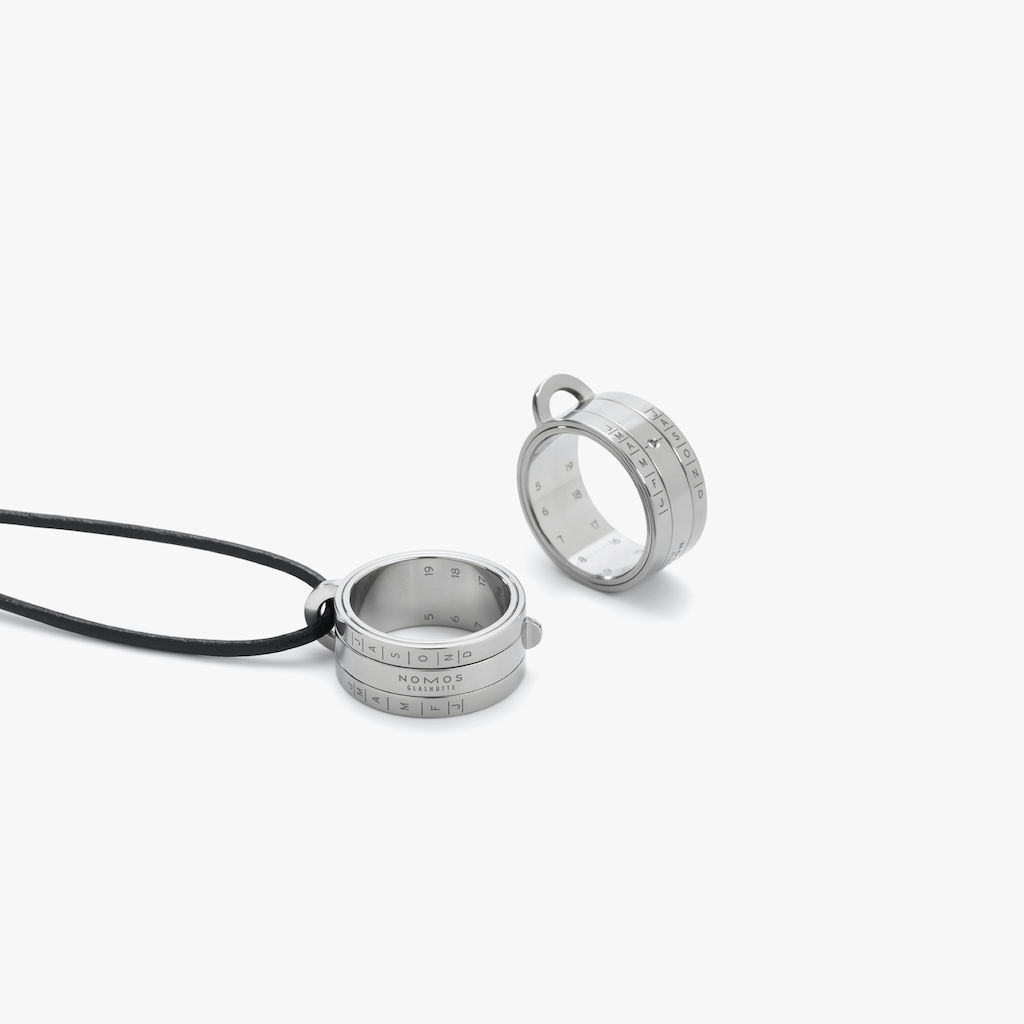 Unsere Sonnenuhr besteht aus Edelstahl, die Angaben für die Uhrzeit und die Monate werden fein gelasert. Durchmesser 19 mm. Band aus Rindsleder, schwarz.