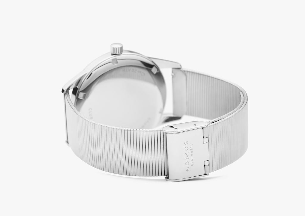 这款精钢表带的表面采用拉丝处理,NOMOS表扣则经高度抛光。