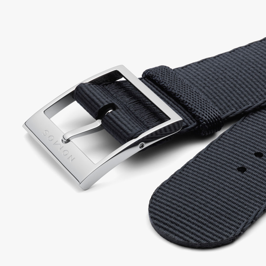 NOMOS双边表扣的材质为316 L医疗级精钢,不含镍。表耳宽度:18毫米。完美搭配Ahoi neomatik腕表的织物表带(表耳宽度:18毫米)。