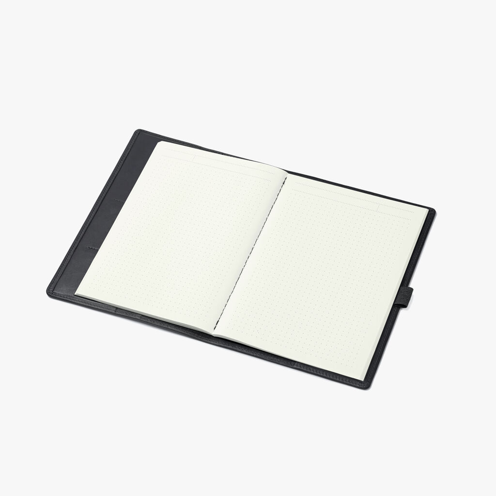 Cuero, negro. Adecuado para libretas de apuntes DIN A5 con una altura de hasta 1 cm. Dimensiones: 32 x 22,4 cm. Cuaderno de apuntes NOMOS: cuadriculado.