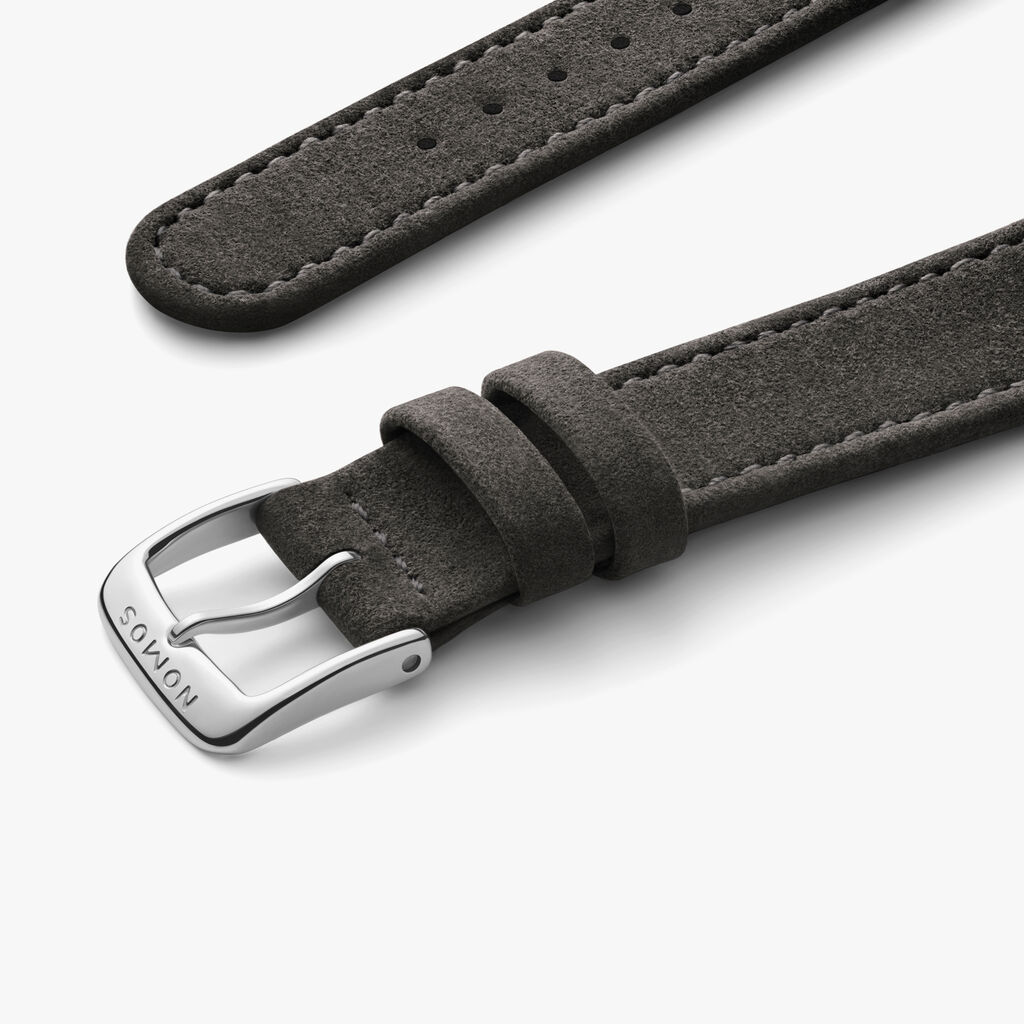 Stilvoll und zukunftsfähig
Die Optik ähnelt der von Rauleder, aber das Band ist aus veganem Velours, genauer: aus Alcantara®. Klimaneutral produziert, haltbar und äußerst angenehm zu tragen, verbindet es Stil mit Zukunft.