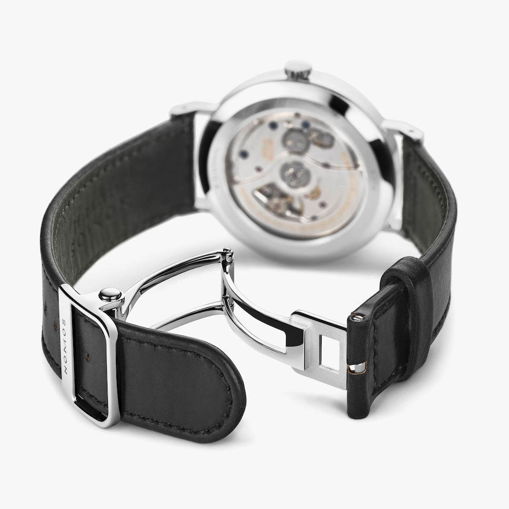 アットワーク・シリーズ発売に合わせて特別にデザインされたバックルで、別売りです。19mm~20mm幅のすべてのノモス・ストラップにご利用いただけます(ラックスとラムダ・モデルのクッション・ストラップおよびテキスタイル・ストラップを除く)。ノモスのディプロイン・バックルは、ニッケルフリーのサージカルスチール316 Lを使用しており、幅は18mmです。