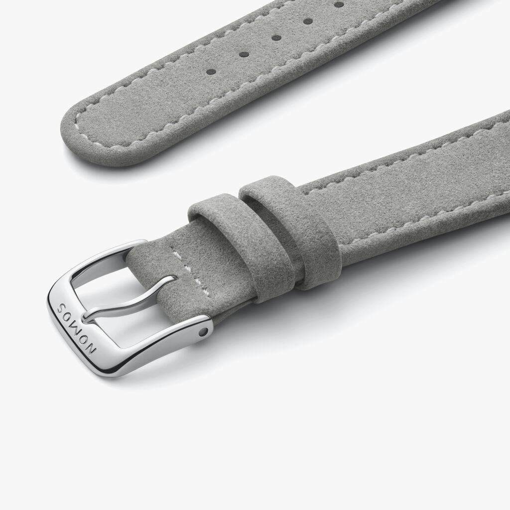 Stilvoll und zukunftsfähig
Die Optik ähnelt der von Rauleder, aber das Band ist aus veganem Velours, genauer: aus Alcantara®. Klimaneutral produziert, haltbar und äußerst angenehm zu tragen, verbindet es Stil mit Zukunft.